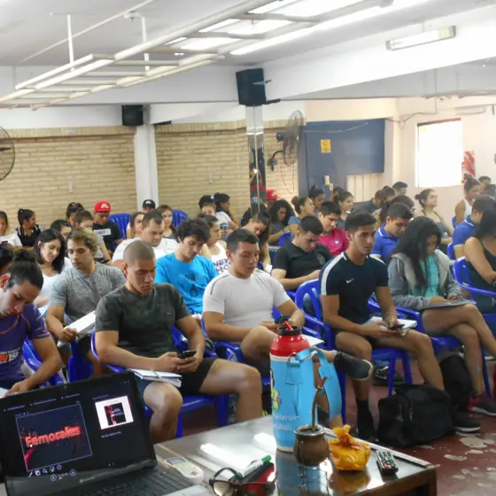 Estudiantes en clase teórica