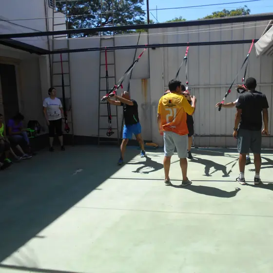 Entrenamiento funcional con bandas de suspensión